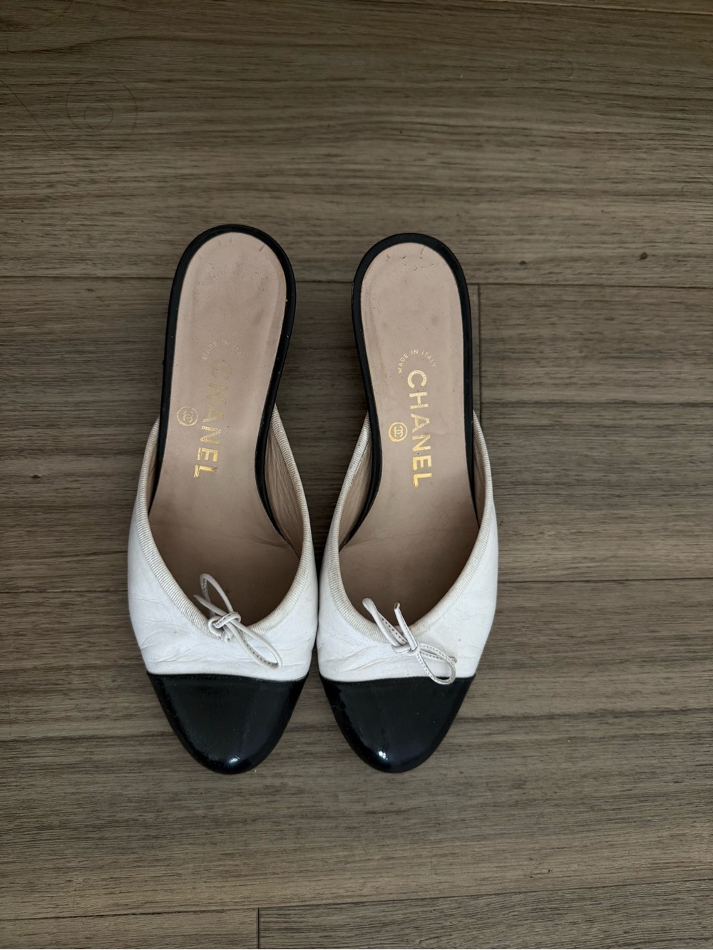 CHANEL White and Black Cap-Toe Leather Mules